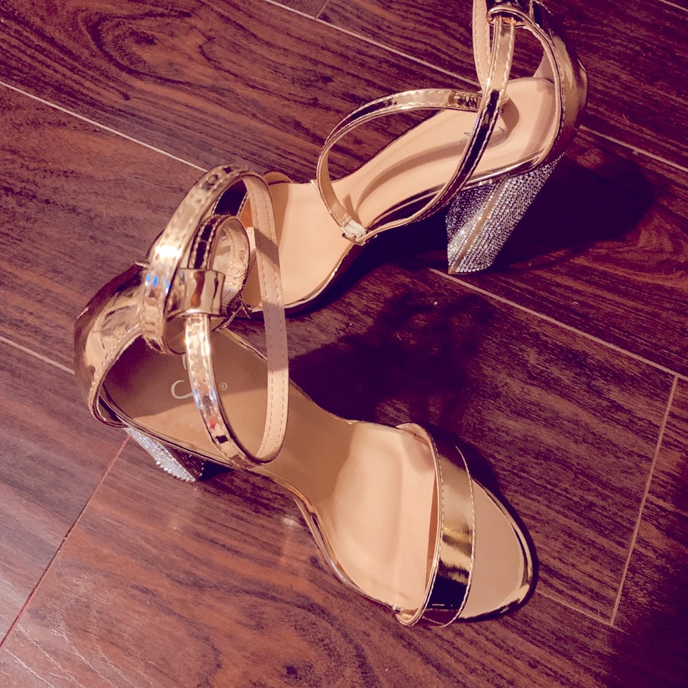 NWOT Rose gold studded block heels size 7.5